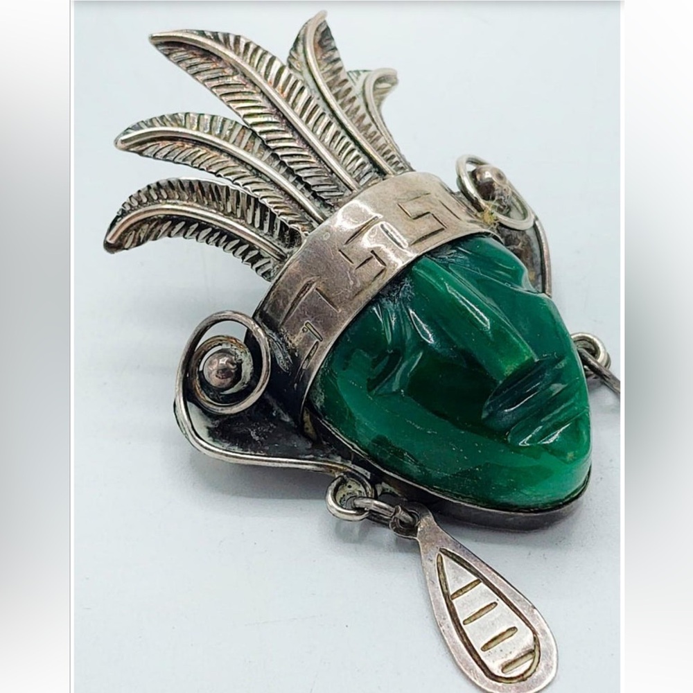 Vintage Taxco Mexican Sterling Mask Brooch Large Green Agate and Stamped Details - Picture 2 of 10